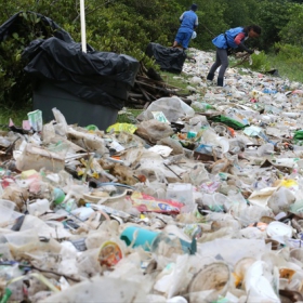 Cuộc chiến tái chế rác thải nhựa ở Indonesia