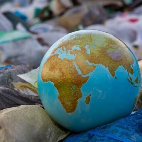 Quá trình di chuyển vòng quanh Trái Đất của rác thải nhựa