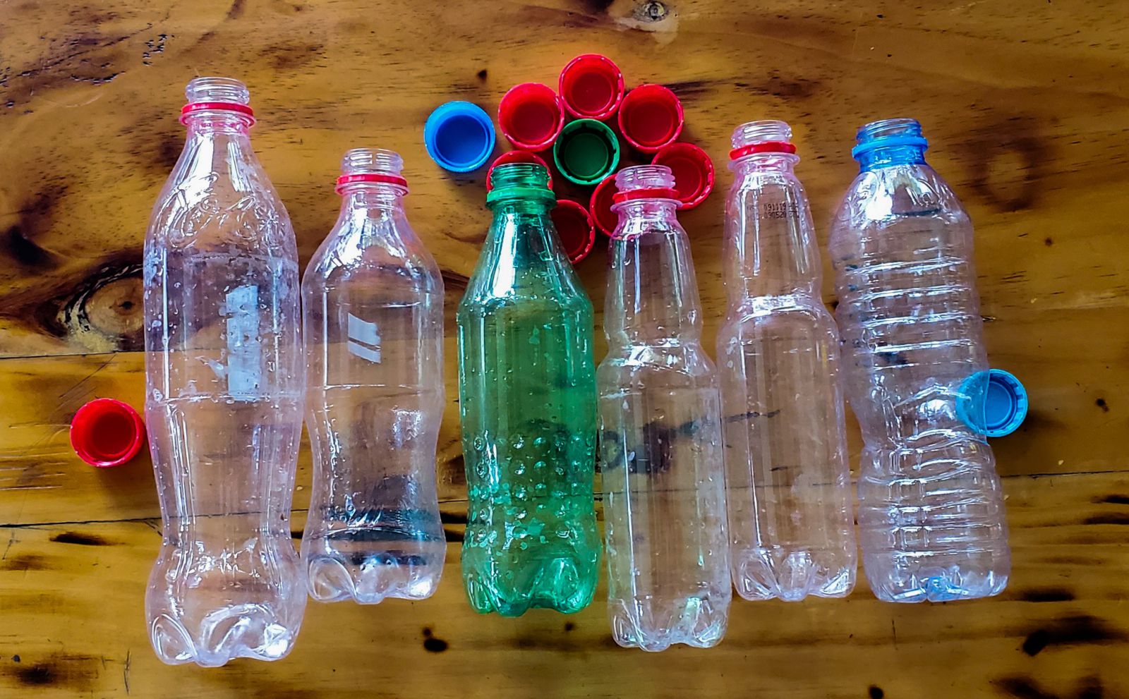 Các chai nhựa tái chế làm rò rỉ nhiều hóa chất hơn vào đồ uống 01