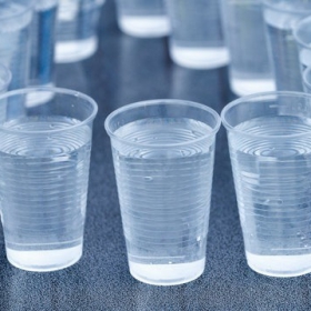 Có nên uống nước nóng trong cốc nhựa dùng một lần?