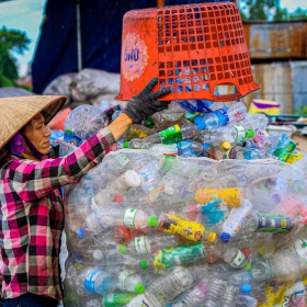 Nan giải việc tái chế rác thải nhựa