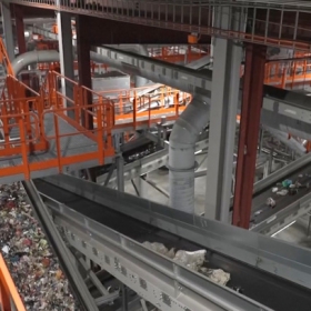 Nhà máy phân loại rác nhựa lớn nhất thế giới
