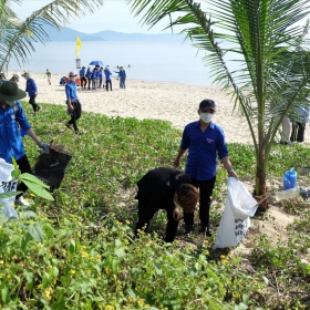 Thanh niên chung tay hành động chống rác thải nhựa đại dương